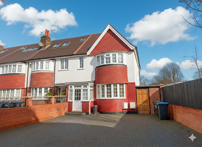 2 Bedroom Flat To Rent In Park Avenue, Enfield, EN1