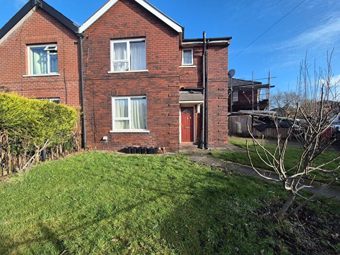 3 Bedroom Town House To Rent In Longhill, Rochdale, OL11