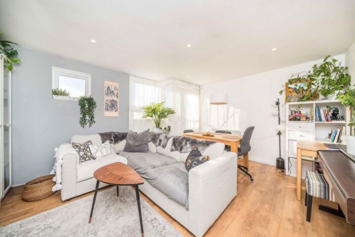 2 Bedroom Flat For Sale In Richmond Park Road, Kingston Upon Thames, KT2