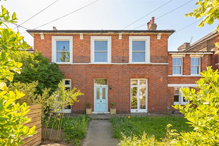2 Bedroom Apartment For Sale In Windsor Road, Forest Gate, E7