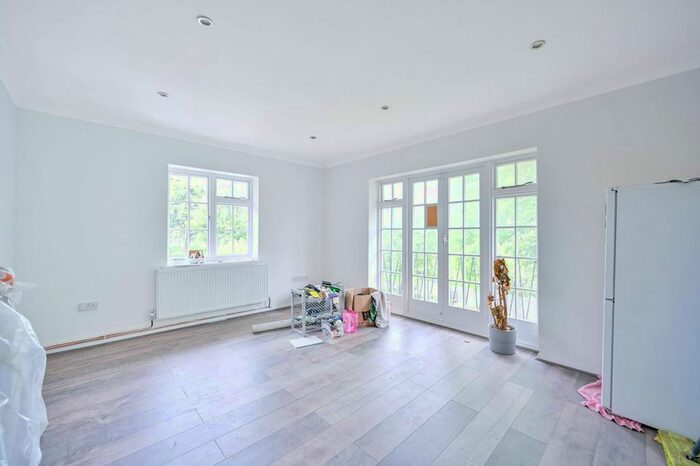 2 Bedroom Flat To Rent In Robin Hood Lane, Sutton, SM1