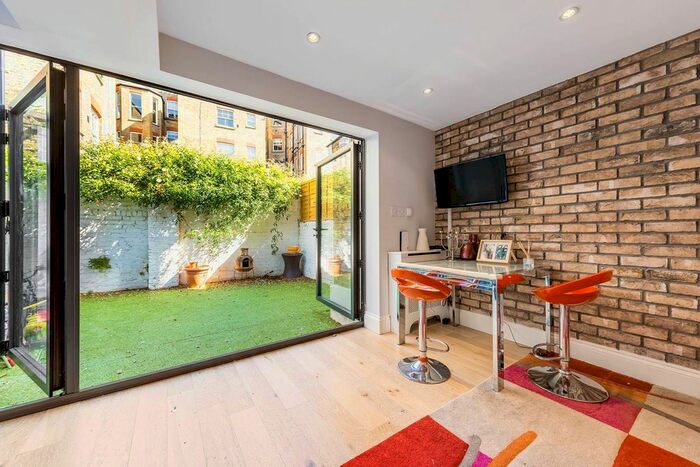 2 Bedroom Flat To Rent In Warriner Gardens, Battersea Park, London, SW11