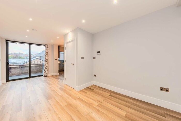 2 Bedroom Flat To Rent In Grand Parade, Upper Richmond Road West, London, SW14