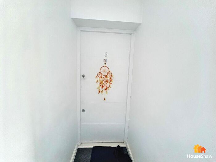 2 Bedroom Flat For Sale In Hospital Hill, Chesham, HP5