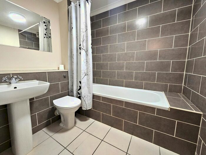 2 Bedroom Flat To Rent In Buckingham Avenue, Perivale, Greenford, UB6