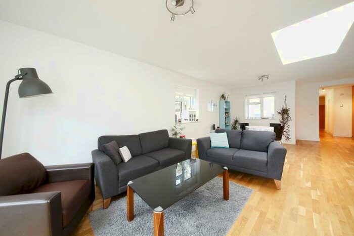 3 Bedroom Apartment To Rent In Central Hill, London, SE19