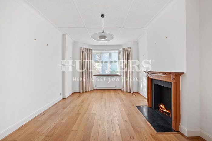 3 Bedroom Property To Rent In Llanvanor Road, Hampstead, London, NW2