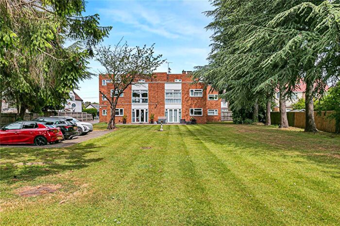 2 Bedroom Flat For Sale In Heathside, Whitton, Hounslow, TW4