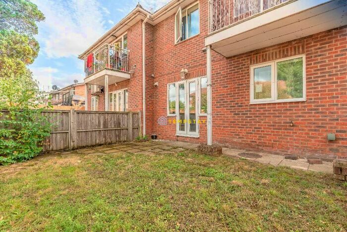 2 Bedroom Flat To Rent In Meadowbrook Close, Colnbrook, SL3