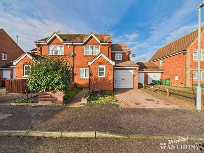 3 Bedroom Semi Detached House For Sale In Bond Close, Aylesbury, Buckinghamshire, HP21