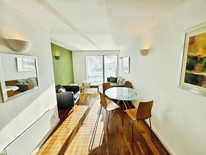 2 Bedroom Flat To Rent In Riverside Way, Leeds, West Yorkshire, LS1