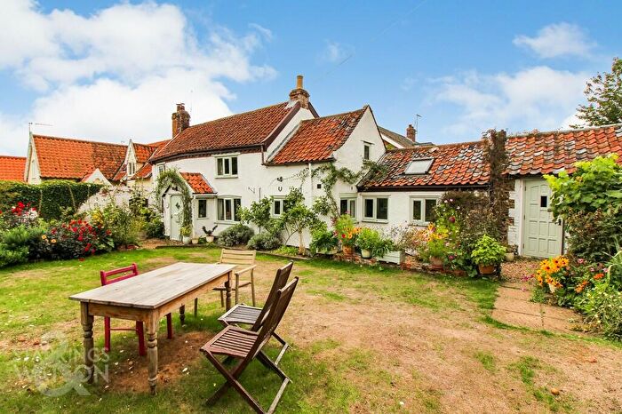 4 Bedroom Semi-Detached House For Sale In Mill Lane, Bedingham, Bungay, NR35