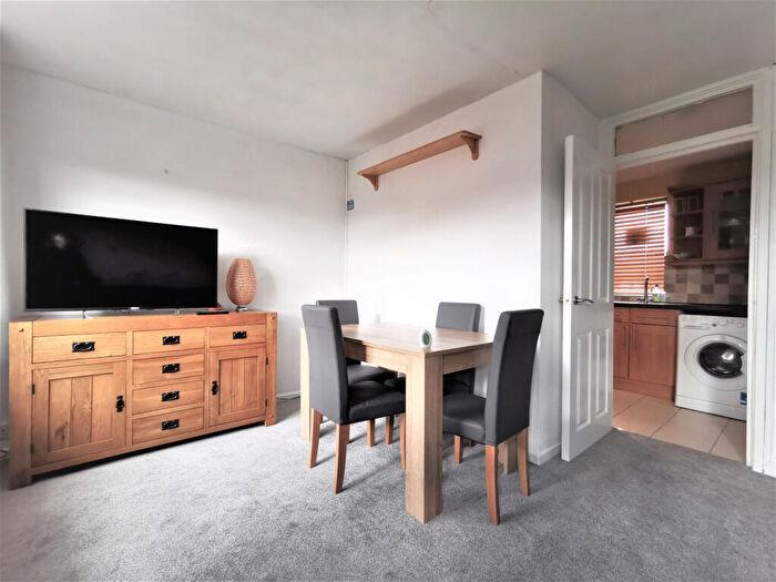1 Bedroom Apartment To Rent In Larch Close, London, SW12