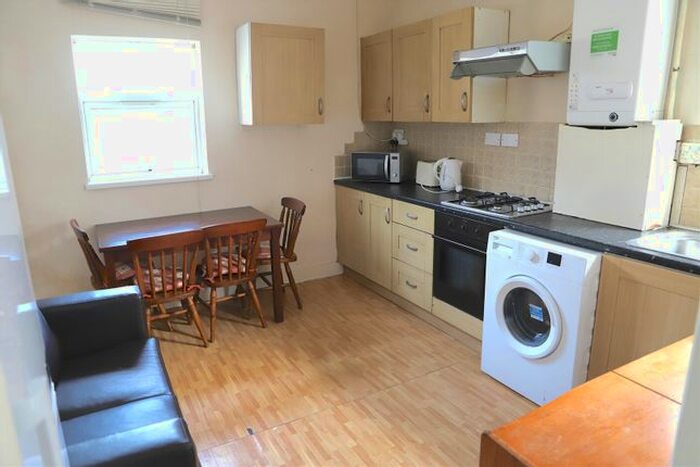 3 Bedroom Flat To Rent In Whitton Road, Hounslow, Middlesex, TW3
