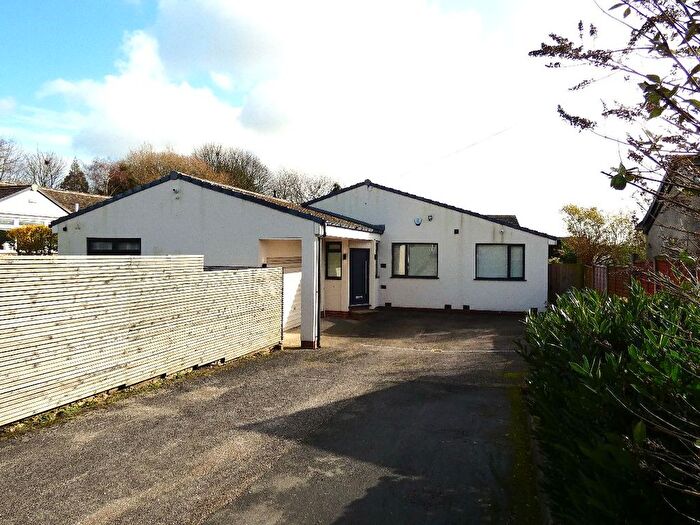 4 Bedroom Bungalow To Rent In Cross Lane, Birkenshaw, BD11