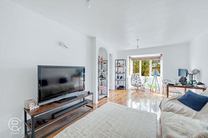 2 Bedroom Flat For Sale In Cubitt Square, Southall, UB2