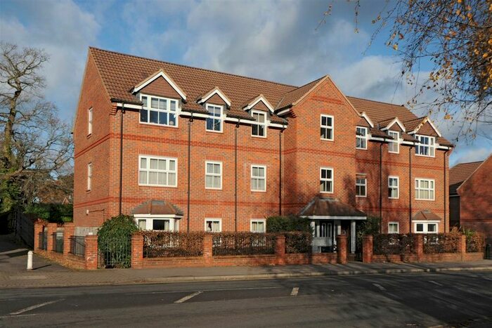 2 Bedroom Flat To Rent In Talavera Close, Crowthorne, RG45