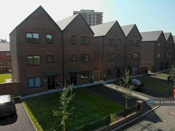 4 Bedroom Semi-Detached House To Rent In Redcliffe Drive, Manchester, M4