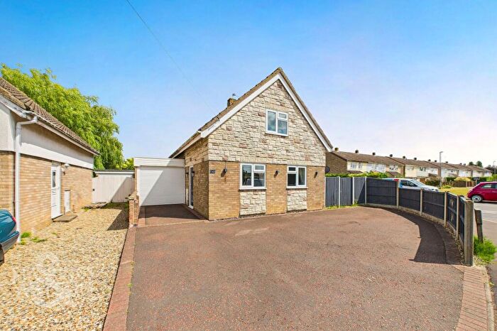 3 Bedroom Chalet For Sale In Finderne Drive, Wymondham, Norwich, NR18