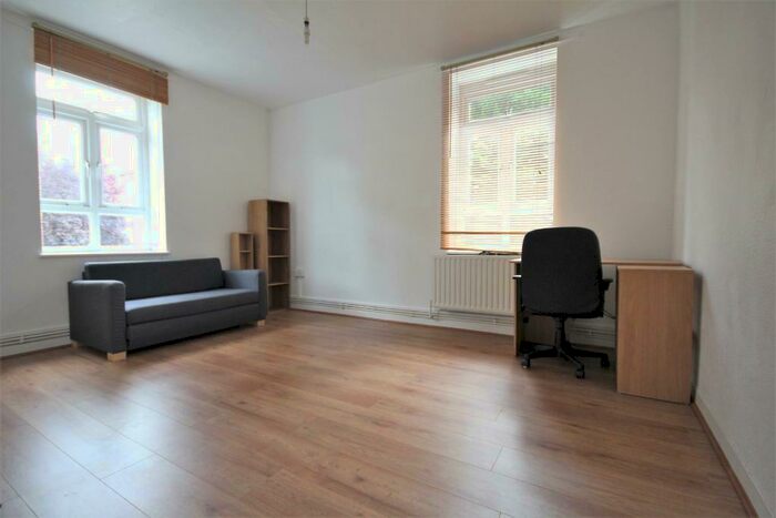 3 Bedroom Flat To Rent In Brownswood Road, Finsbury Park, London, N4