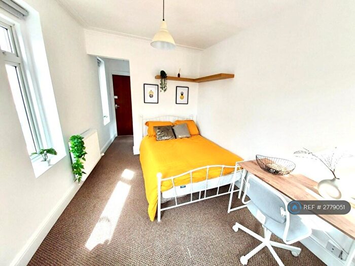 3 Bedroom Flat To Rent In Milton Road, Southampton, SO15