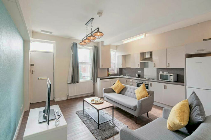 4 Bedroom Flat To Rent In North Lane, Leeds, LS6