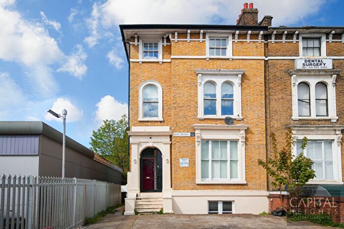 3 Bedroom Flat To Rent In Bow Road, London, E3