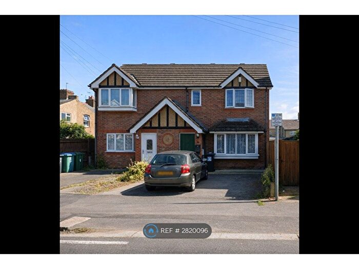 3 Bedroom Semi Detached House To Rent In Princes Avenue, Watford, WD18