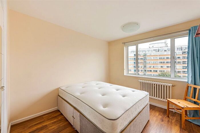 2 Bedroom Flat To Rent In Churchill Gardens, London, Uk, SW1V