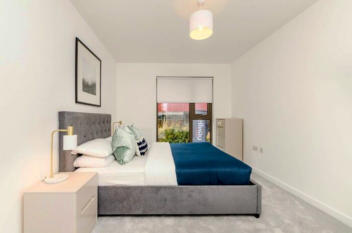 2 Bedroom Flat To Rent In Walnut Tree Close, Guildford, GU1