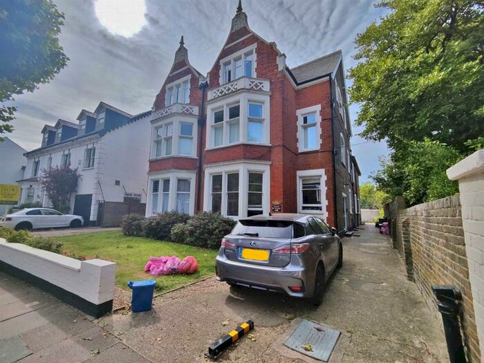 2 Bedroom Flat To Rent In St Vincents Road, Westcliff On Sea, SS0
