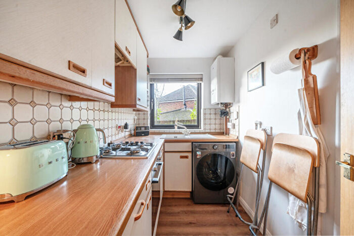 1 Bedroom Flat For Sale In Highmoor, Amersham, HP7