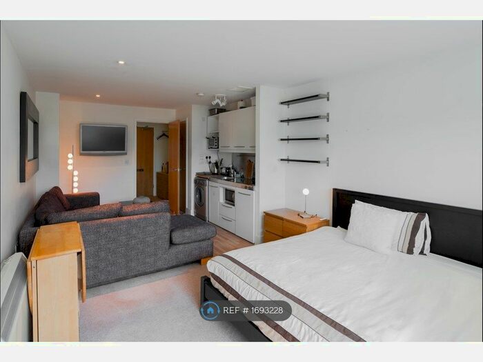 Studio To Rent In Long Lane, London, SE1