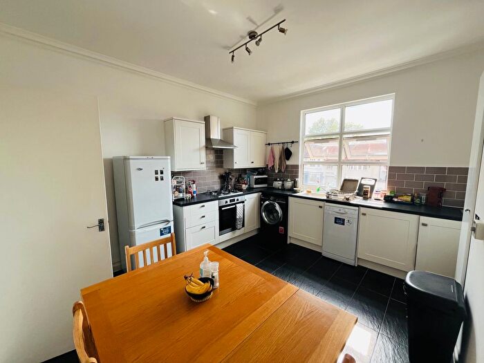 2 Bedroom Flat To Rent In Brent Street, London, NW4