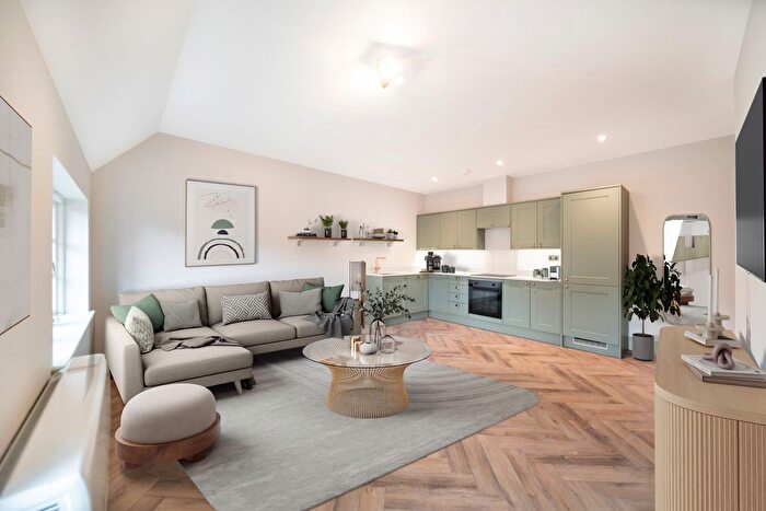 2 Bedroom Flat To Rent In South Street, Farnham, GU9