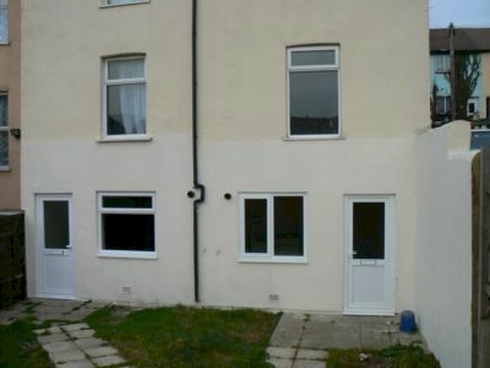 1 Bedroom Flat To Rent In Luton Road, Chatham, ME4