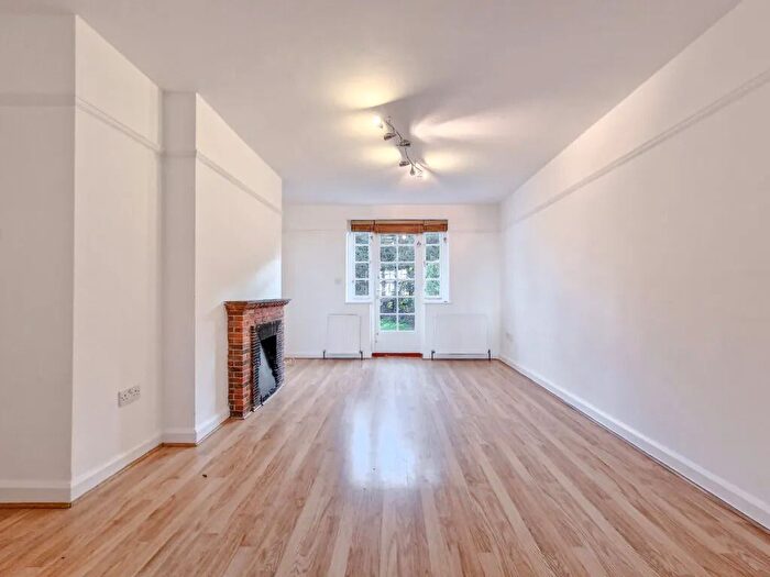 3 Bedroom Cottage To Rent In Asmuns Hill, London, NW11