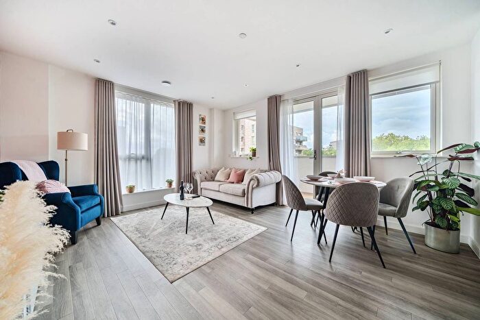 2 Bedroom Flat For Sale In Avenue Road, South Acton, London, W3