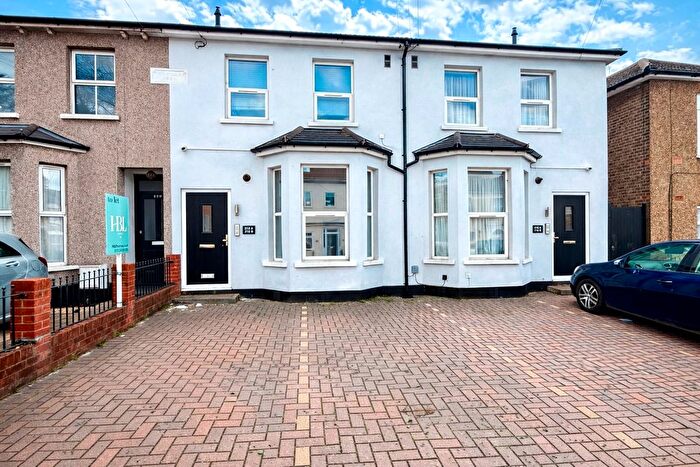 1 Bedroom Flat To Rent In Victoria Road, Romford, RM1