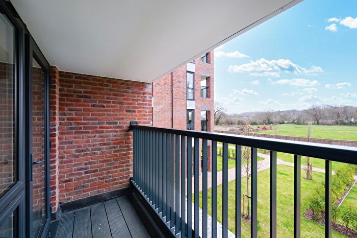 1 Bedroom Flat For Sale In Willowside House, Oaklands Park, Esher, KT10