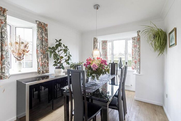 5 Bedroom Detached House For Sale In Muddiford Lane, Furzton, MK4 - Photo 6