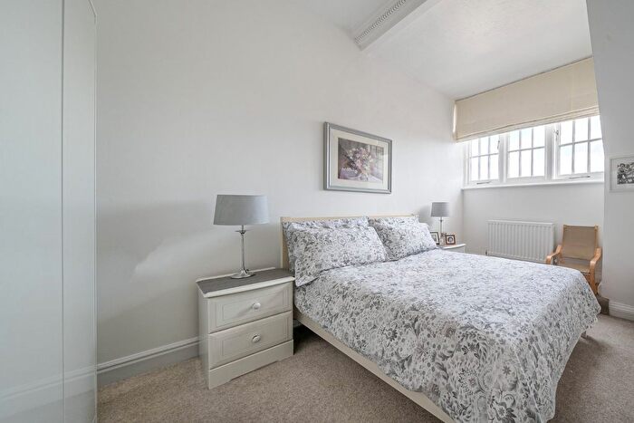 2 Bedroom Flat For Sale In Catisfield Lane, Fareham, Hampshire, PO15