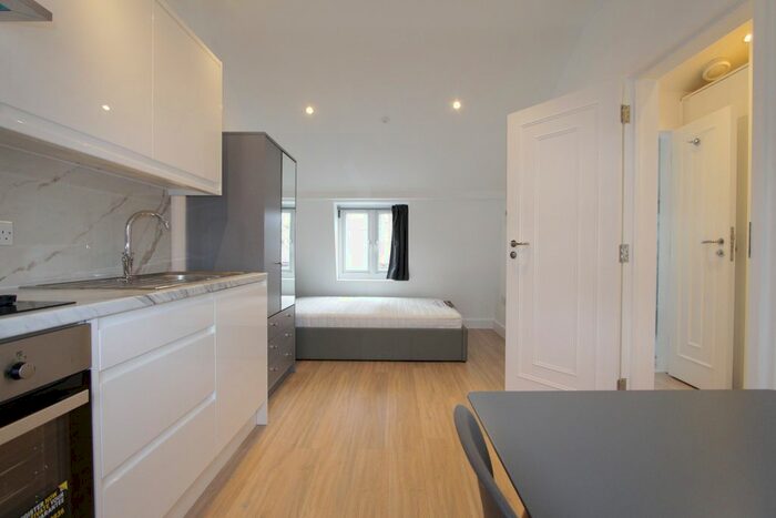 Studio To Rent In Edgware Road, London, W2