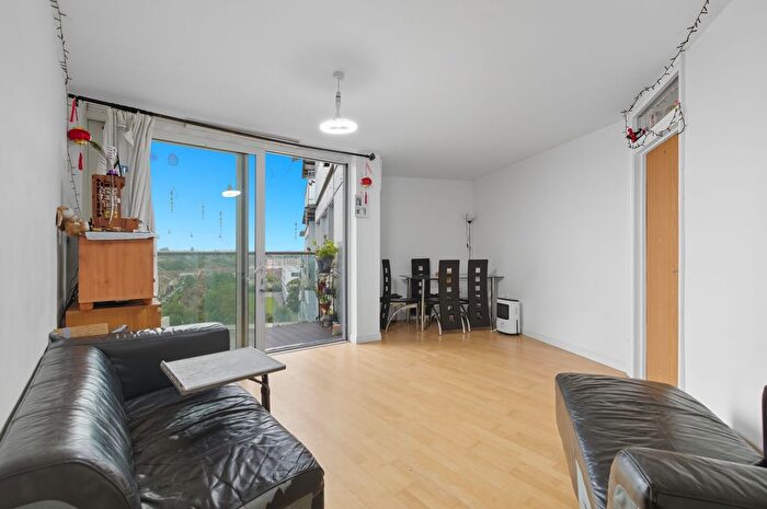 2 Bedroom Flat For Sale In Prince Regent Road, Hounslow, TW3