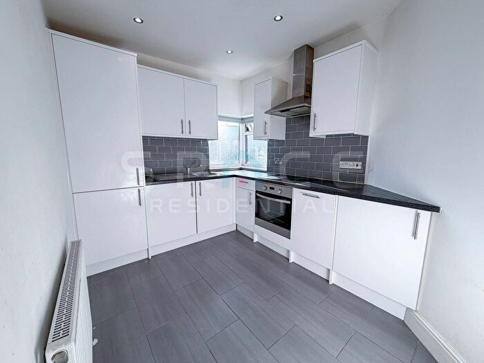 2 Bedroom Flat For Sale In The Broadway, London, NW7