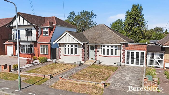 3 Bedroom Bungalow For Sale In Moor Lane, Upminster, RM14