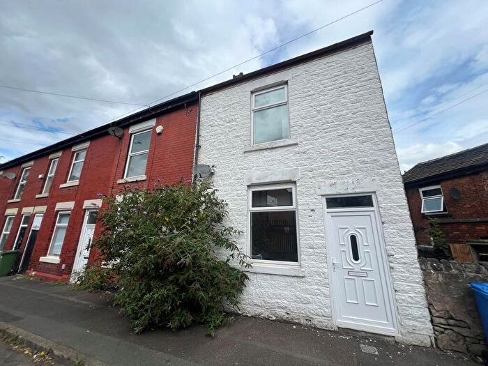 2 Bedroom Flat To Rent In Meadow Street, Hyde, SK14