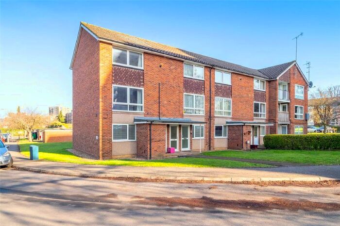 2 Bedroom Maisonette To Rent In Basinghall Gardens, Sutton, SM2