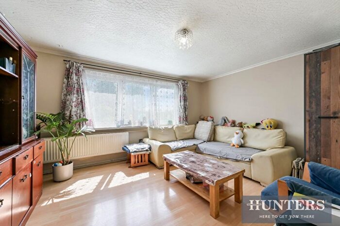 2 Bedroom Flat For Sale In Clements Court, Green Lane, TW4