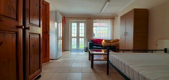 Studio To Rent In Summerhouse Avenue, Heston, Hounslow TW5